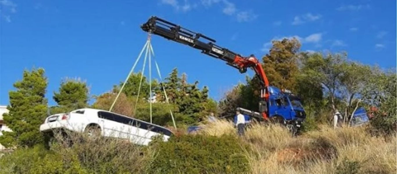 Εντυπωσιακό ατύχημα με λιμουζίνα στην Πεντέλη - Βρέθηκε στον γκρεμό το αυτοκίνητο